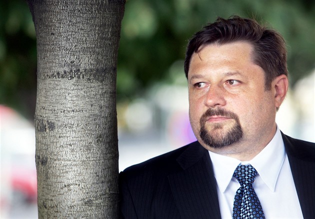 Uprchlý exposlanec Wolf je zpět v Česku a putuje do vazby. Skrýval se v Paraguayi