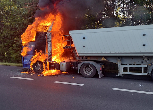 Na dálnici D11 ve směru na Prahu hoří kamion, doprava stojí