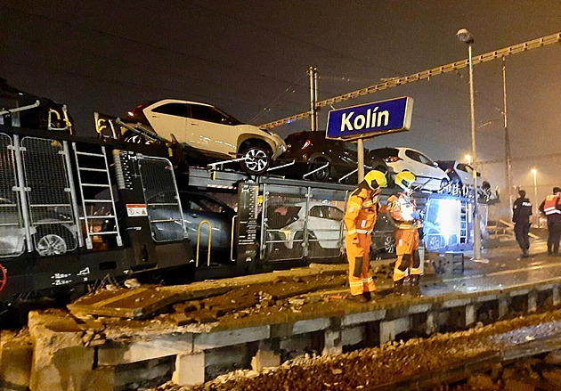 V Kolíně vykolejil nákladní vlak převážející auta, provoz na Kutnou Horu stojí