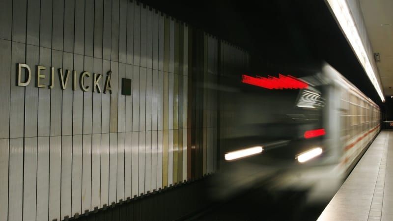 Komplikace v pražském metru způsobil pes. Soupravy mezi Dejvickou a Motolem nadále stojí