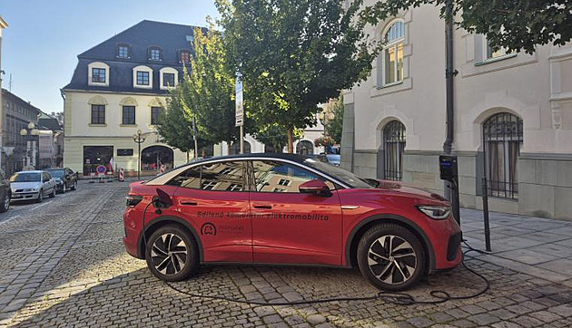 V Šumperku si lidé nově mohou půjčit radniční elektromobil, za stovku na hodinu