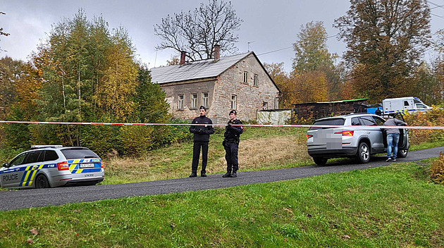 Střelba ve Smržovce. Zemřeli muž a žena, podezřelý je těžce zraněný