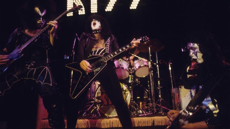 Zemřel kytarista Kiss Ace Frehley. Podlehl zraněním po pádu, legendární kapela je zdrcena