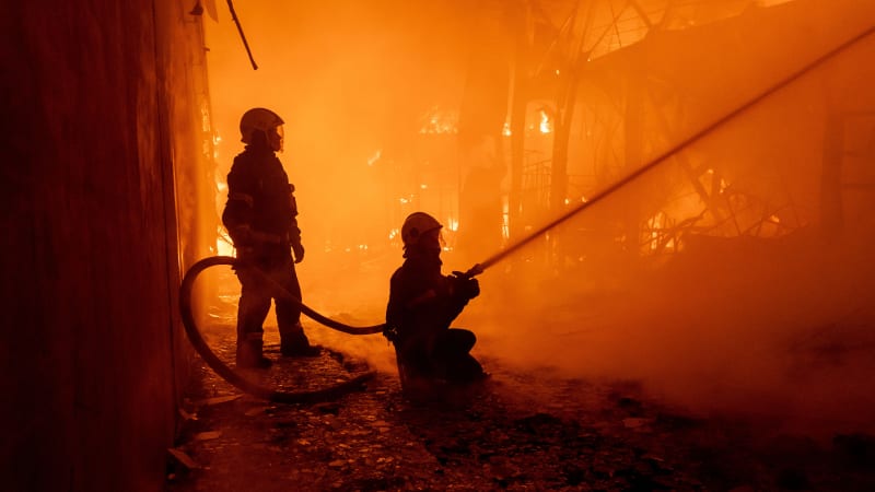 Tvrdý úder Ukrajinců hluboko v Rusku: Drony zasáhly klíčové plynárny, areál je v plamenech