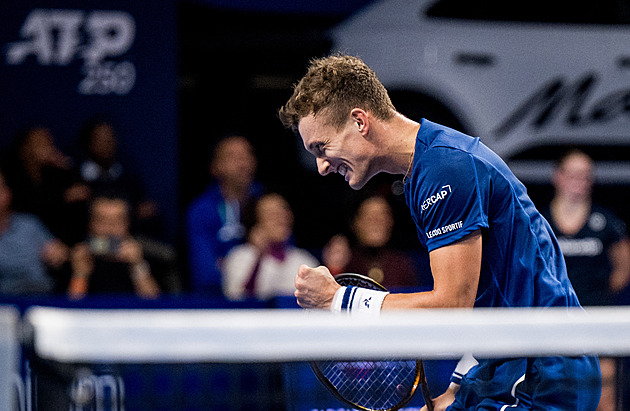 Tenis ONLINE: Lehečka odvrátil dva mečboly a posílá finále do třetího setu