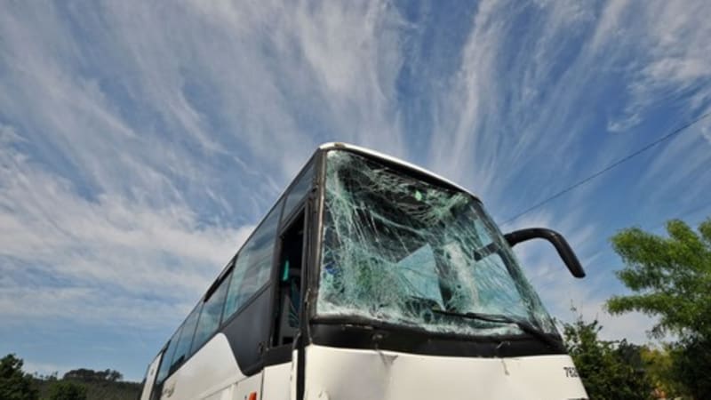 Autobus na Jindřichohradecku boural a sjel do příkopu. Čtyři lidé se zranili