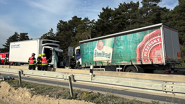 Tragická nehoda u Slaného. Při čelním střetu náklaďáků zemřel řidič