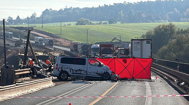 Na Kladensku po střetu dodávky a náklaďáku zemřel jeden z řidičů
