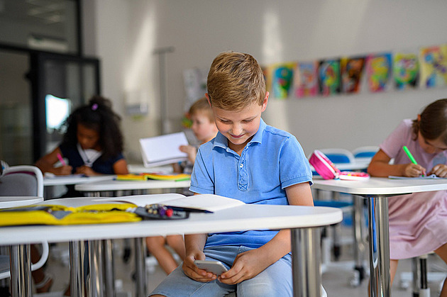 Mobily musejí být zamčené ve skříňkách. Ve školách už kvůli nim volali i policii