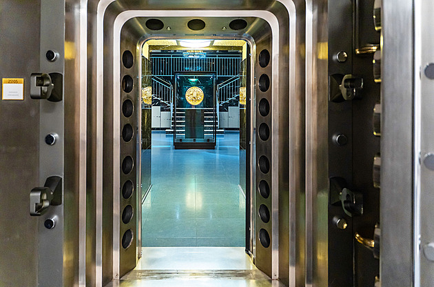 Výlet do trezoru České národní banky. Uvidíte padělky i minci za 100 milionů