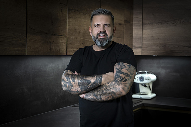 Šéfkuchař Radek Kašpárek bydlí ve stylovém domě v Praze. Kuchyň má dokonalou