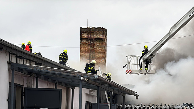 Hasiči dohašují haly v Nehvizdech, škoda je až 120 milionů. Začalo vyšetřování