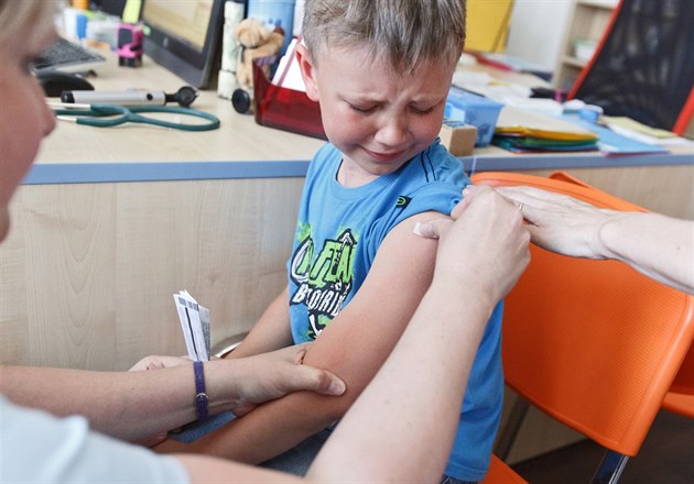 Boj o vakcíny proti žloutence typu A. Mnozí zájemci musí čekat, zemřelo už 27 lidí