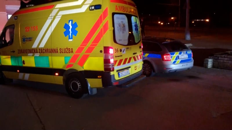 Nehoda čtyř aut uzavřela dálnici D6, na místě jsou zranění. Havárie zablokovala i D35