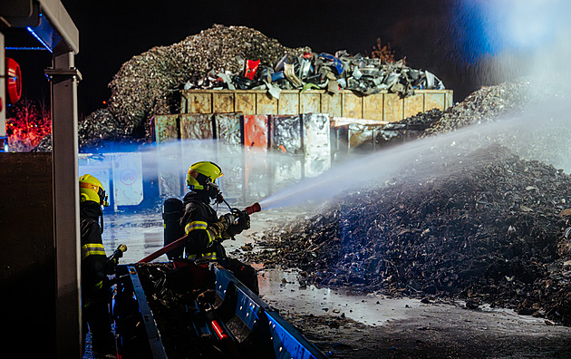 Na vrakovišti hořely zbytky automobilů, nasměrovat vodu hasičům pomáhal dron