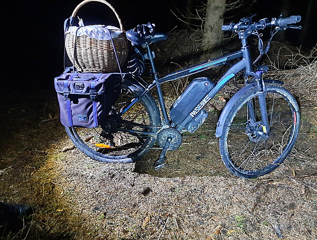 Kolo s košíkem hub a svačinou stojí v lese už několik dnů. Co se stalo majiteli?