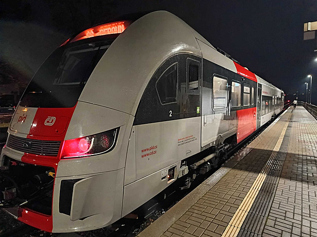 Vlak u Holyně narazil do spadlého stromu. Hasiči ho vyprošťovali zpod soupravy