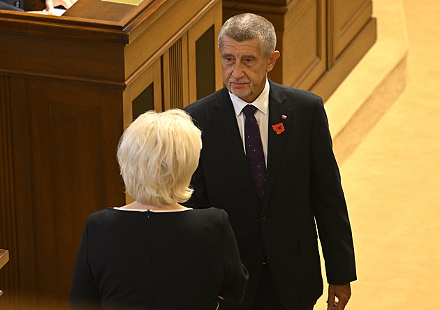 Poslanci skládají slib. 108 z nich má zvolit kandidáta SPD do čela Sněmovny