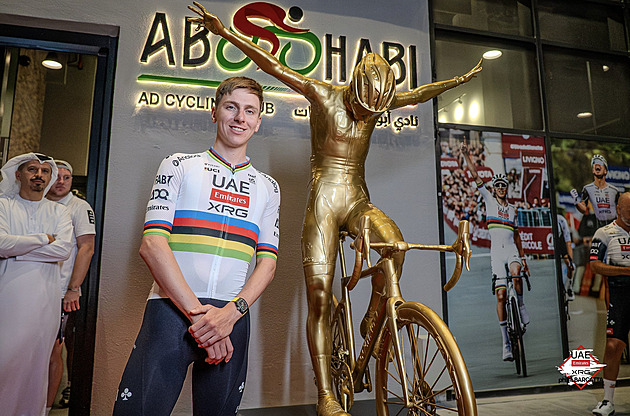 Zlatá odměna za mimořádnou sezonu. Pogačarovi odhalili sochu v Abú Zabí