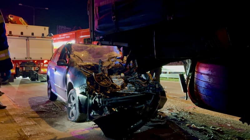 Pražský okruh stál. Po nehodě nákladního a osobního auta museli vyprostit ženu