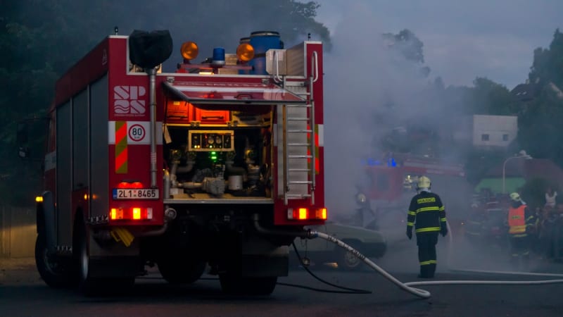 Záhadná smrt u Prahy: V bytě hořelo, pak unikala voda. Uvnitř našli hasiči mrtvého