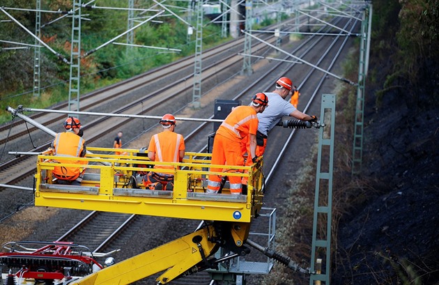 Železniční trať mezi Prahou a Ústím stojí. Porouchalo se trakční vedení