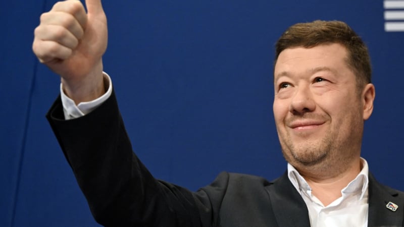 Okamura začal ve Sněmovně úřadovat: Nechal sundat ukrajinskou vlajku nad vchodem do budovy