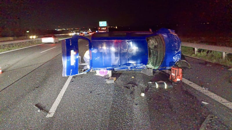 Vážná nehoda na D1: Auto po srážce s autobusem skončilo převrácené na boku. Doprava je omezená