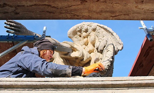 Laser i kompresní zábaly. Restaurátoři obnovili část hřbitovní brány v Hořicích