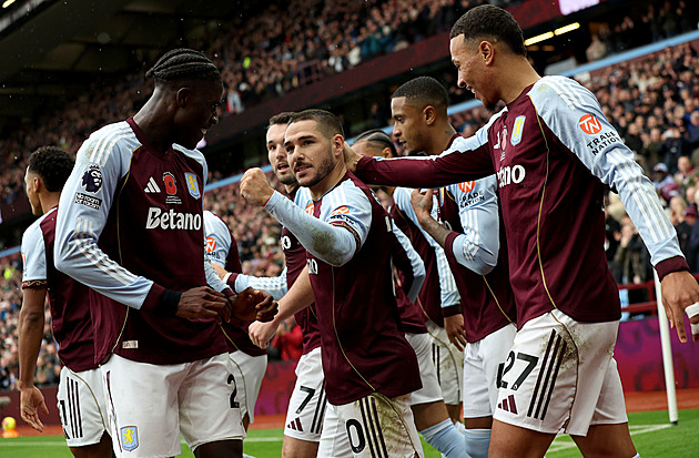 ONLINE: Villa vede, Newcastle ztrácí a hraje v deseti. Večer šlágr City - Liverpool