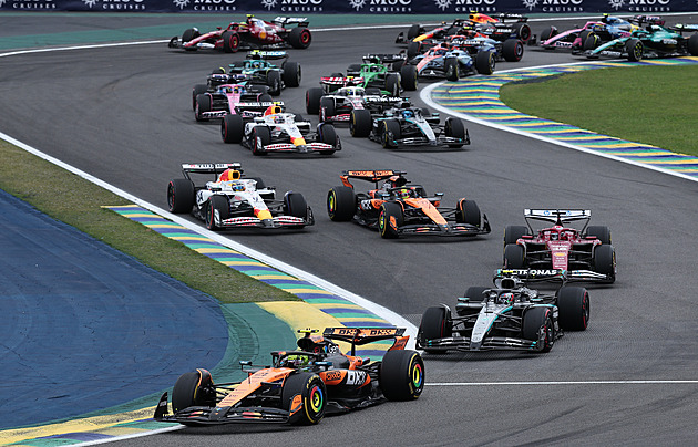 ONLINE: Bláznivý závod v Brazílii. Piastri má trest, Verstappen předjíždí jako divý