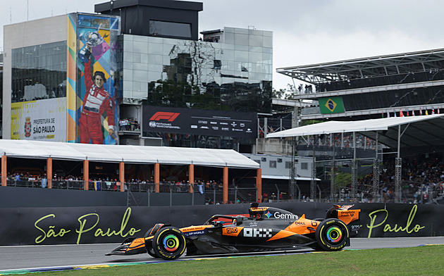 O něco blíž titulu. Norris vyhrál v Brazílii, Verstappen se z boxů vyšvihl na pódium