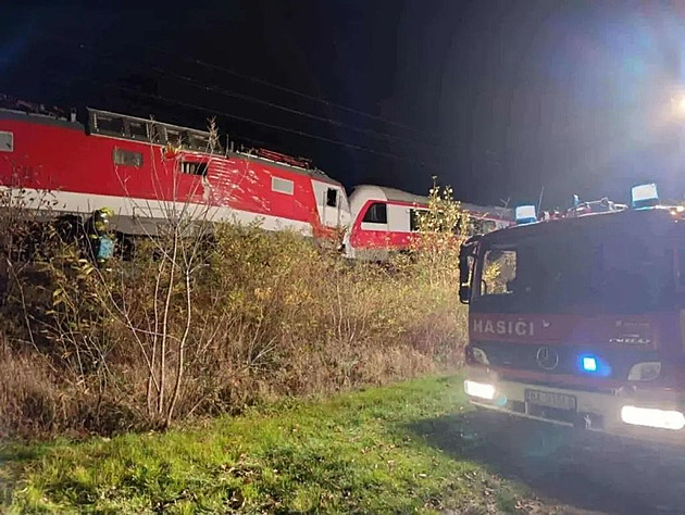 Nedaleko Bratislavy se srazily vlaky. Na místě jsou desítky zraněných, několik těžce