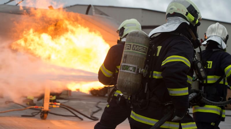 Ve Zlíně hoří střecha školy, platí druhý stupeň poplachu. Z budovy šlehají plameny