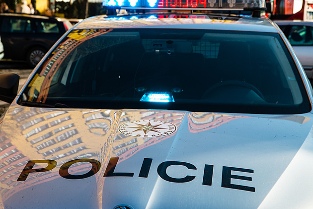 Převrátil auto na střechu, mrtvý byl již před příjezdem záchranářů