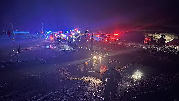 Na skládce u Litvínova hoří štěpka, platí třetí stupeň poplachu