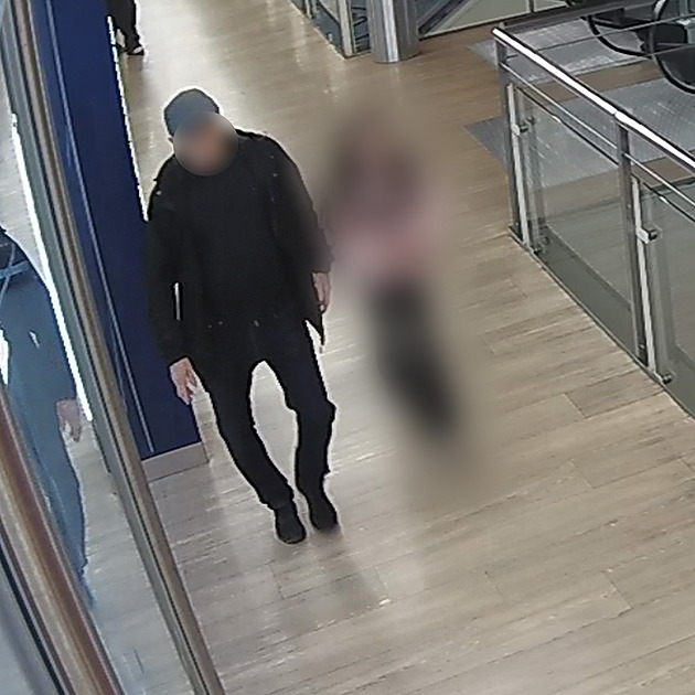 Důchodce odvedl devítiletou dívku do výtahu, vložil jí penis do ruky. Hledá se svědek