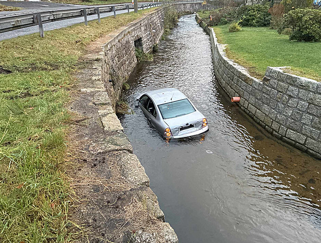 Řidič na Jablonecku se pokoušel vyhnout zvířeti, auto utopil v korytě řeky