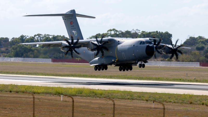 Zřícení vojenského letounu v Gruzii nikdo nepřežil. Záběry ukazují, že šance byla minimální