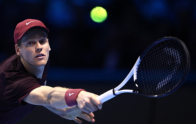 Sinner je na Turnaji mistrů v semifinále, odvrátil sedm brejkbolů