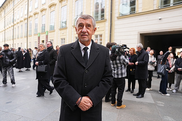 Česko se loučí s kardinálem Dukou. Na Hrad dorazil Zeman, Babiš či Bohdalová