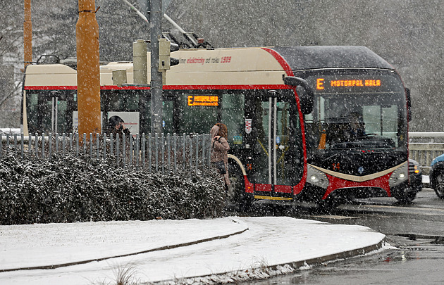 Místo trolejbusů autobusy. Námraza na trolejích komplikovala ranní dopravu v Jihlavě