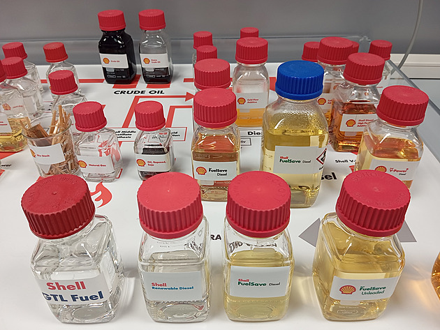 V laboratořích, kde se vyvíjí nafta z odpadků i benzin pro Formuli 1