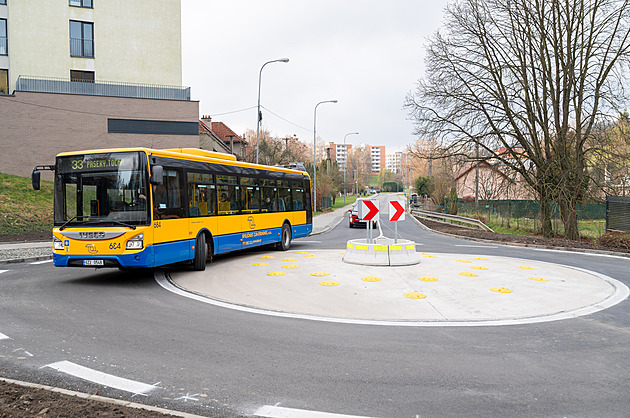 Nový kruhový objezd ve Zlíně je malý, kritizují lidé. Autobusy přejíždějí střed