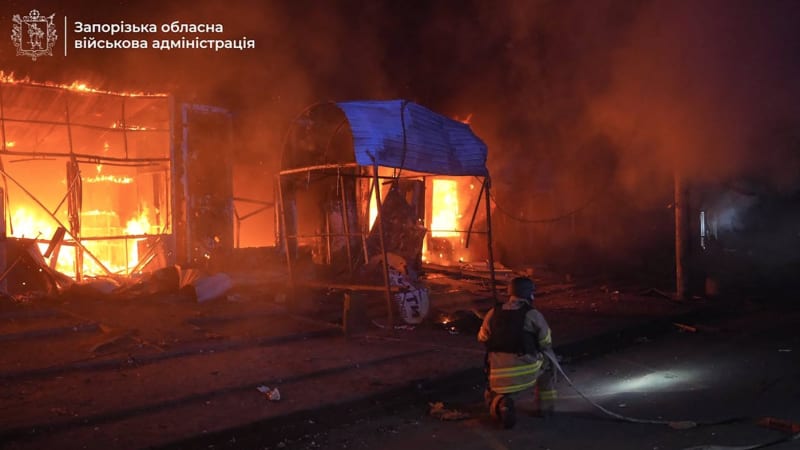 Záporoží pod palbou: Ruský útok zasáhl tržiště, obchod i obytné domy. Nepřežilo pět lidí