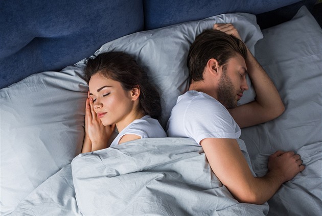 Tipy pro lepší spánek: jděte se projít, vyperte pyžamo a zavřete okna