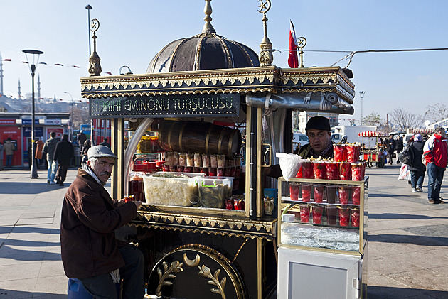 Istanbul panikaří po smrtelné otravě turistů. Prodejce jídla čekají masivní kontroly