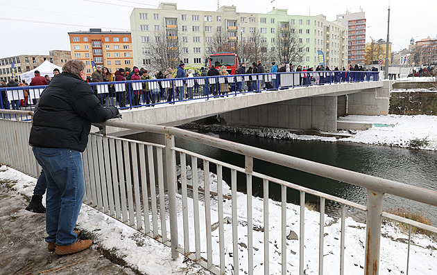 V Opavě se jezdí přes nový most, má odolat stoleté vodě. Starý zničily povodně
