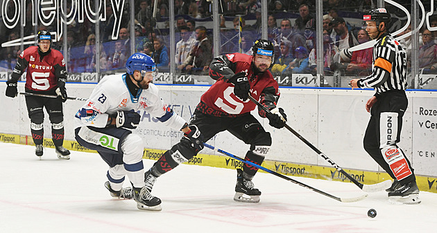 ONLINE: Sparta zvyšuje na Kladně, Kometa hraje ve Varech. Zabere Třinec?