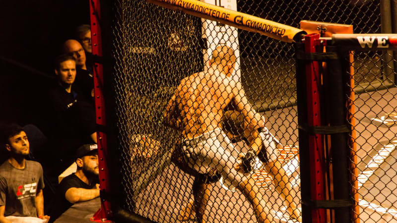 Tragédie v MMA: Zemřel 31letý bojovník Johnson, zkolaboval během zápasu